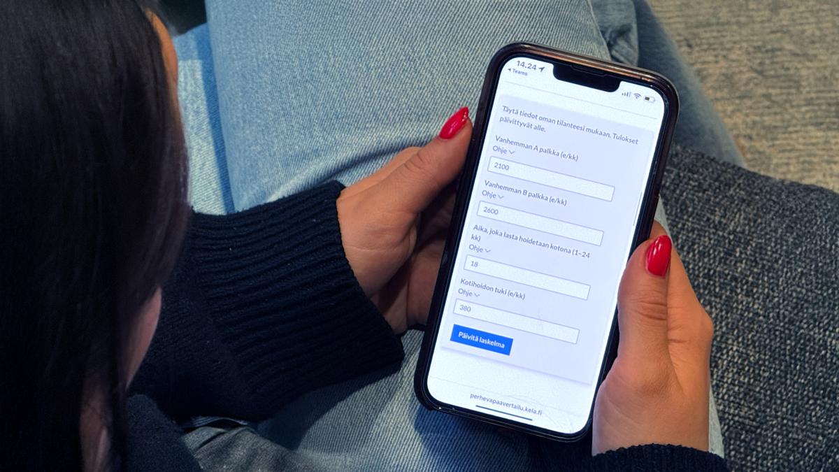 Henkilö käyttää Kelan perhevapaavertailua.
