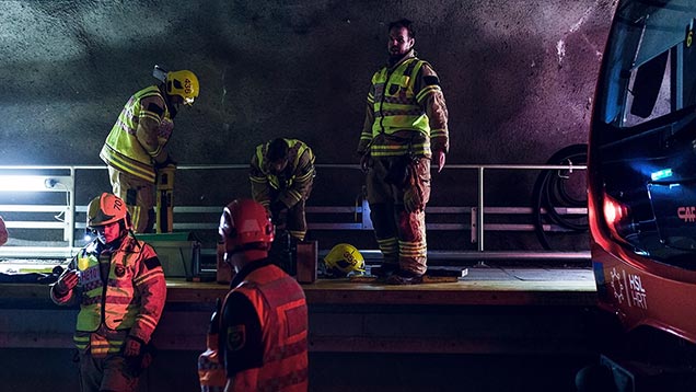 Pelastajia metrotunnelissa.