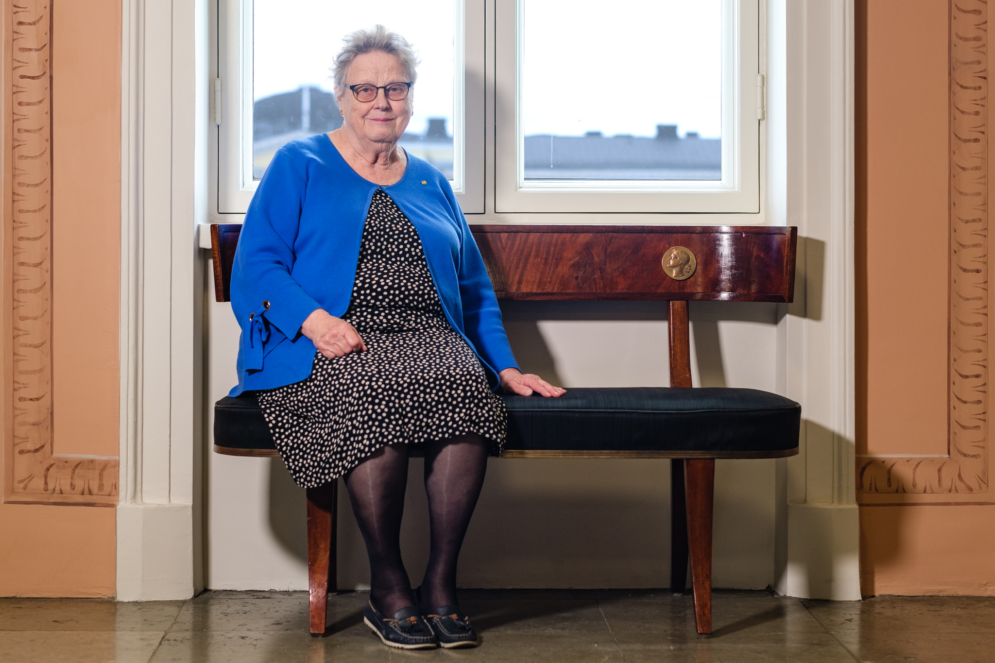 Helena Ranta sitter på en stol och ler.